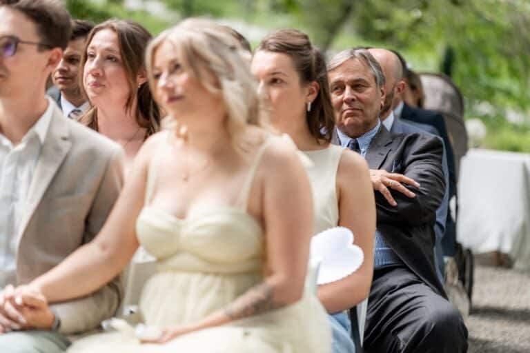 03389-florian-knusper-hochzeitsfotograf-wuerzburg-gaeste-bei-zeremonie-Villa Oriental