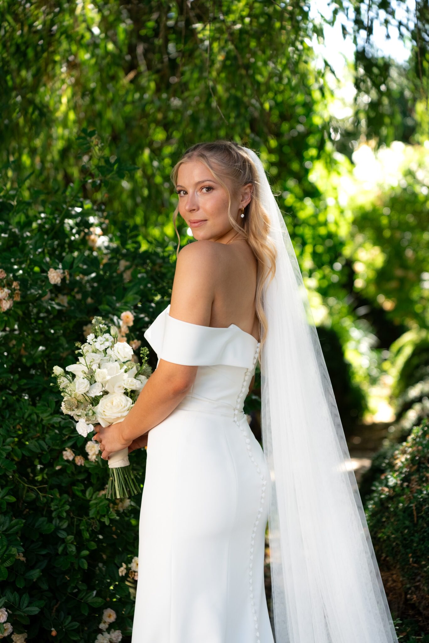 03391 florian knusper hochzeitsfotograf braut mit schleier im garten winzerhof stahl 1