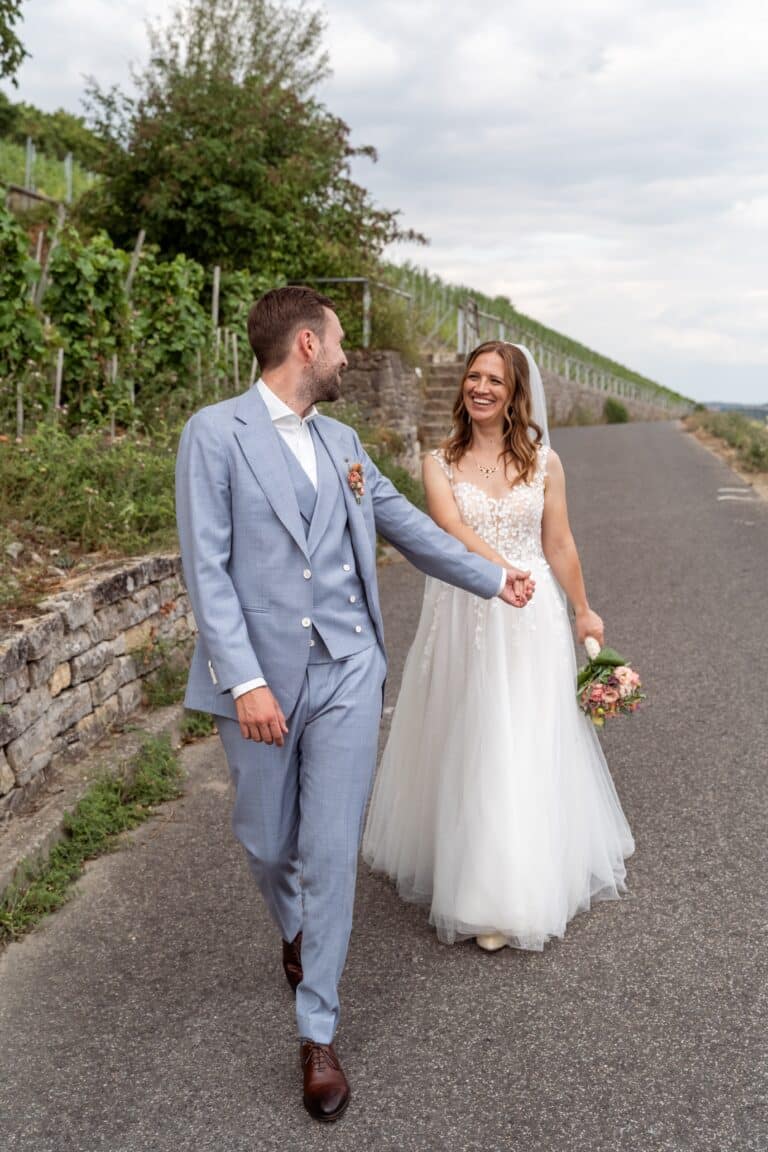 03391-florian-knusper-hochzeitsfotograf-wuerzburg-brautpaar-auf-landstrasse-Schlosshotel Steinburg Wuerzburg