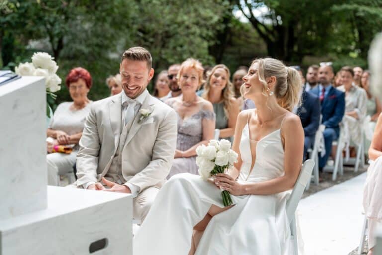 03392-florian-knusper-hochzeitsfotograf-wuerzburg-brautpaar-bei-trauung-outdoor-Villa Oriental