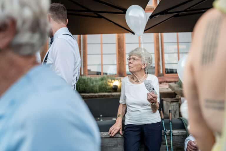 03392-florian-knusper-hochzeitsfotograf-wuerzburg-gruppe-von-gaesten-Kloster Bronnbach