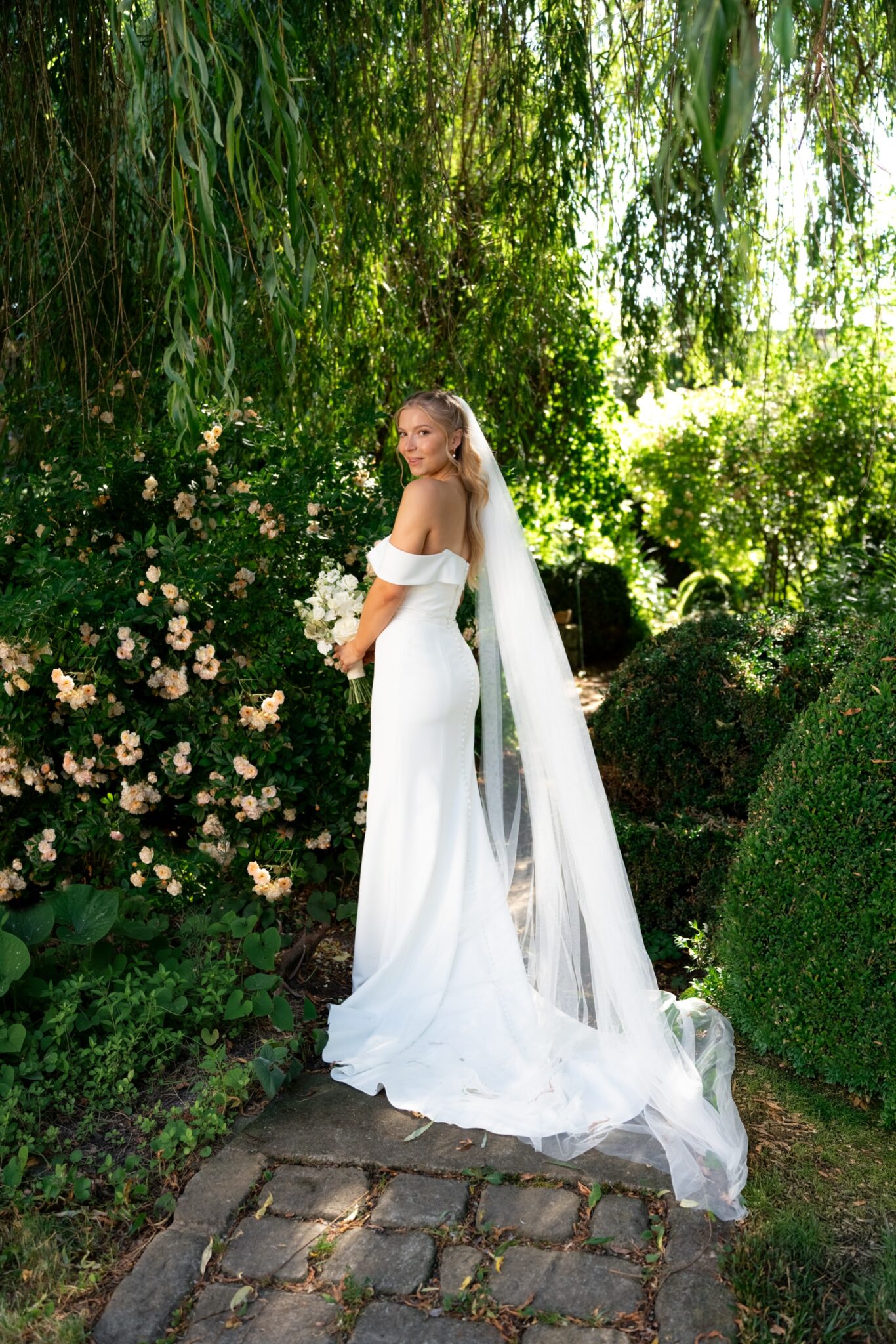 03396 florian knusper hochzeitsfotograf braut im garten mit schleier winzerhof stahl 1