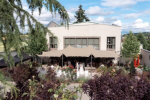 beste jahreszeit für hochzeitsfotos Villa Oriental Hochzeitsfeier im Garten mit festlichem Zelt.