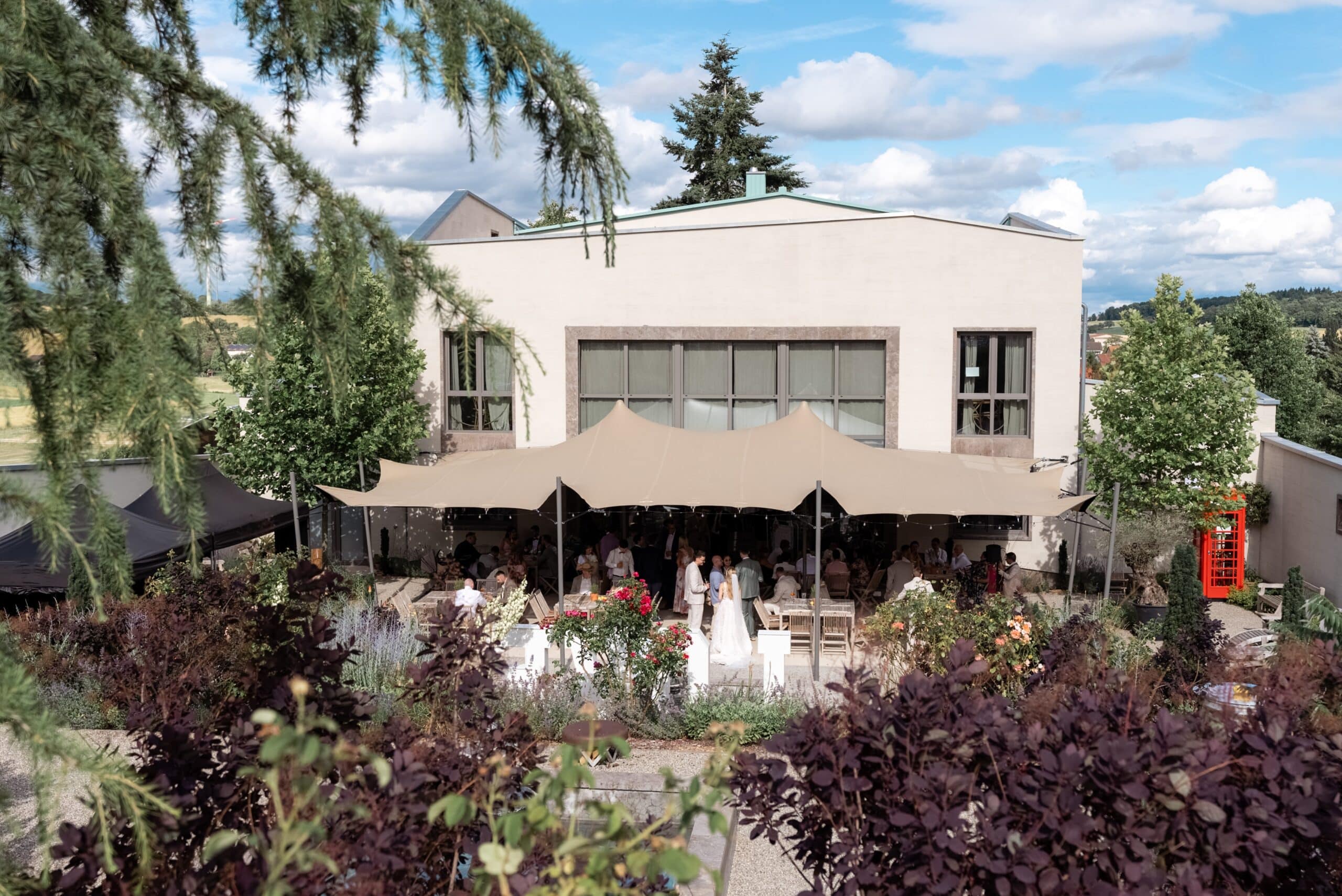 beste jahreszeit für hochzeitsfotos Villa Oriental Hochzeitsfeier im Garten mit festlichem Zelt.