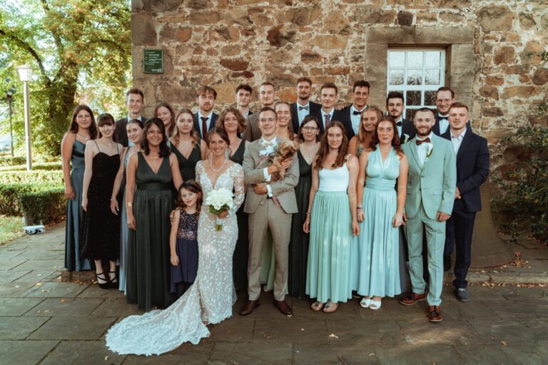 03410-florian-knusper-hochzeitsfotograf-wuerzburg-gruppe-vor-steinwand-Dänischer Pavillon