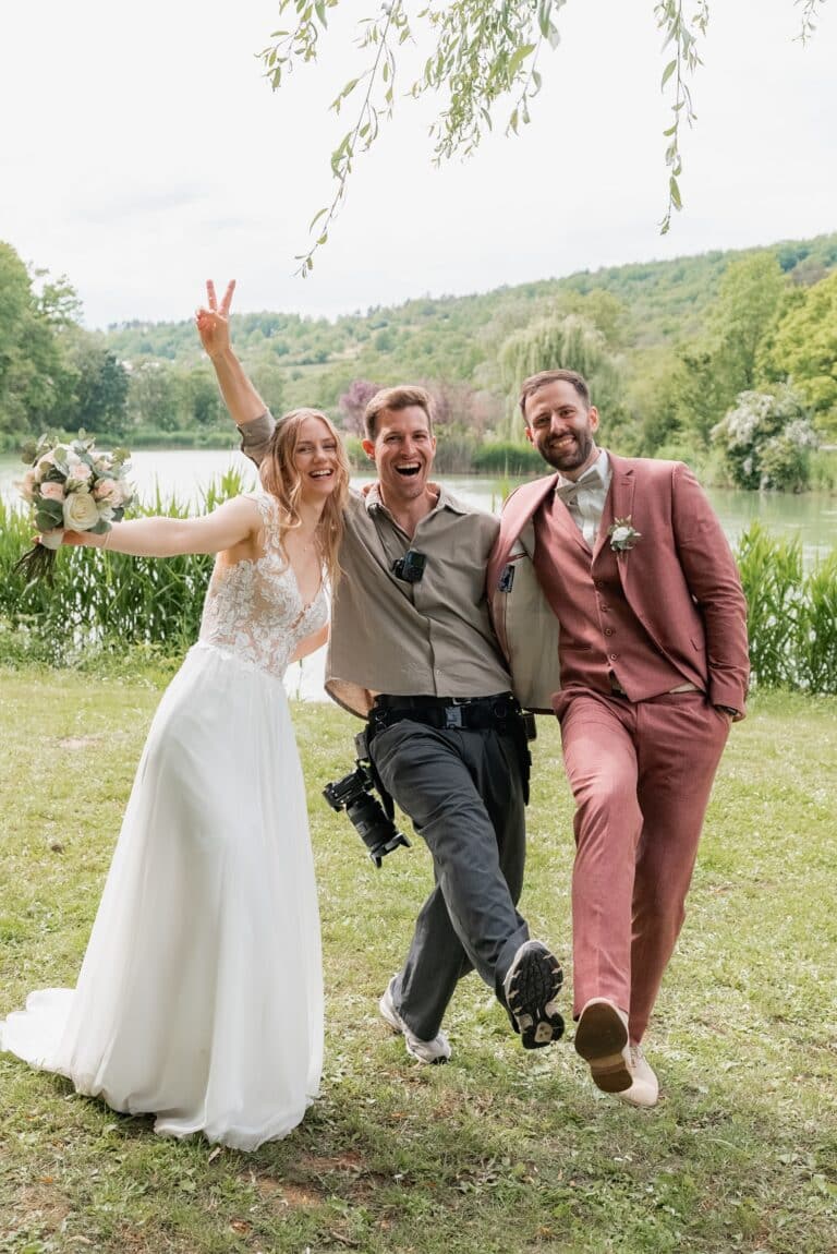 03441-florian-knusper-hochzeitsfotograf-wuerzburg-brautpaar-im-garten-Das Retz