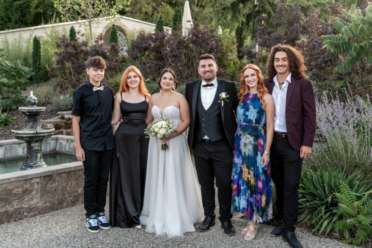 03443-florian-knusper-hochzeitsfotograf-wuerzburg-gruppe-im-garten-villa-oriental