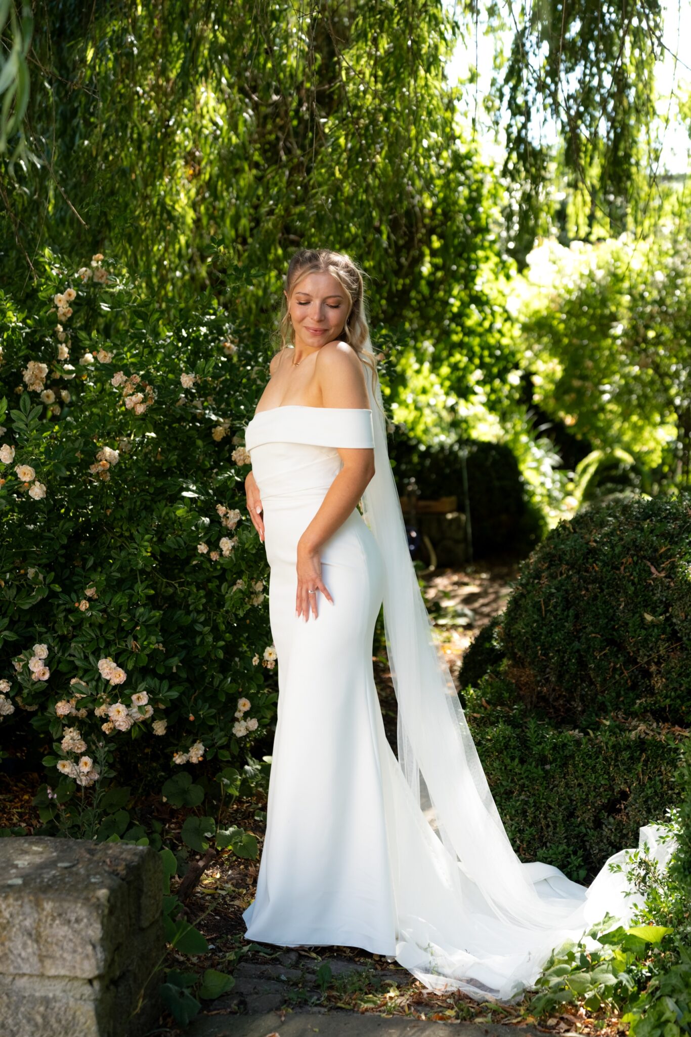 03465 florian knusper hochzeitsfotograf braut im garten mit schleppe winzerhof stahl 1