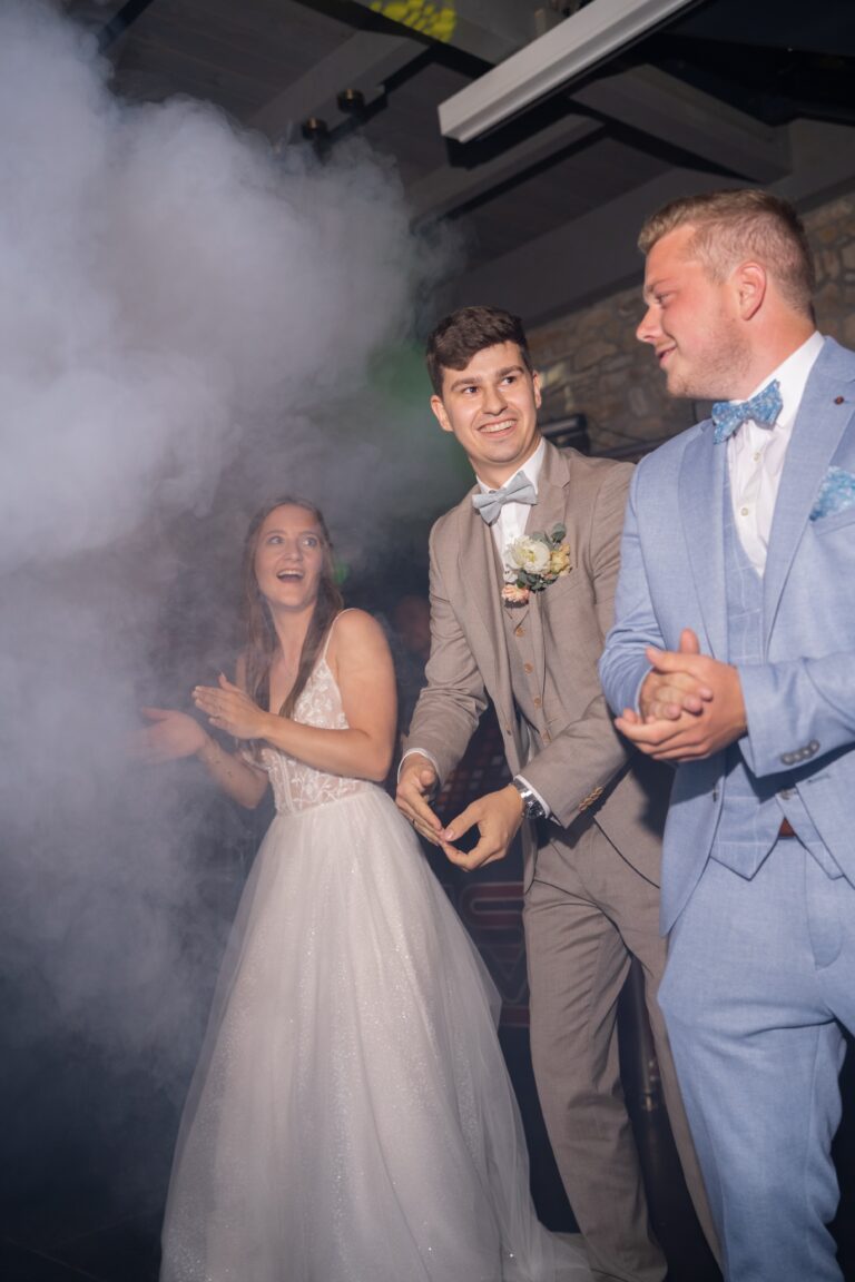 03467-florian-knusper-hochzeitsfotograf-wuerzburg-brautpaar-mit-rauchwolke-Hotel Freihof Prichsenstadt