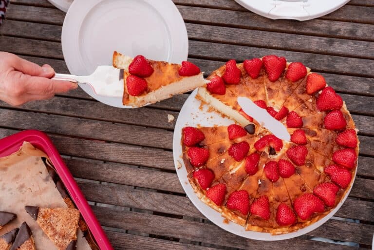 03472-florian-knusper-hochzeitsfotograf-wuerzburg-hochzeitstorte-mit-erdbeeren-Das Retz