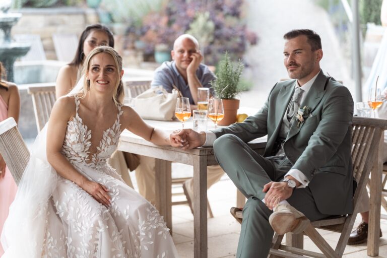 03482-florian-knusper-hochzeitsfotograf-wuerzburg-brautpaar-am-tisch-villa-oriental