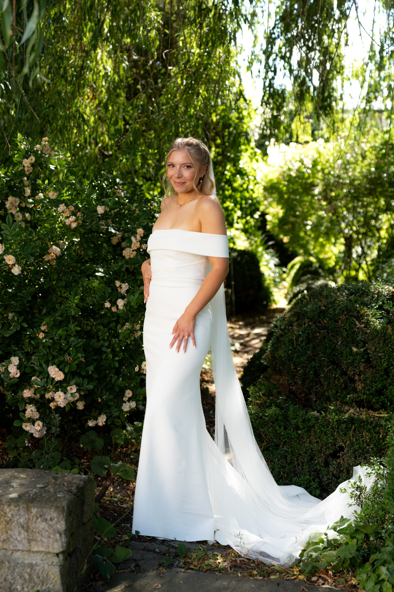 Braut im Hochzeitskleid im blühenden Garten
