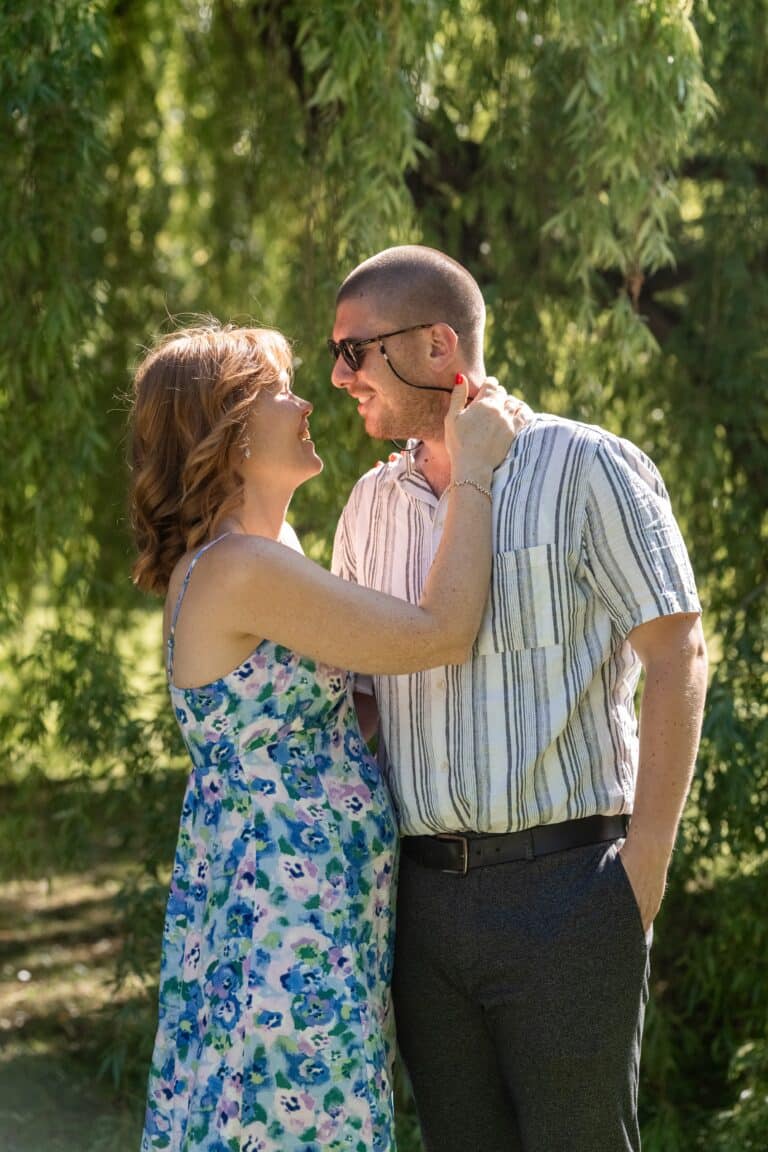 03488-florian-knusper-hochzeitsfotograf-wuerzburg-paar-im-garten-hofgut hünnersdorf