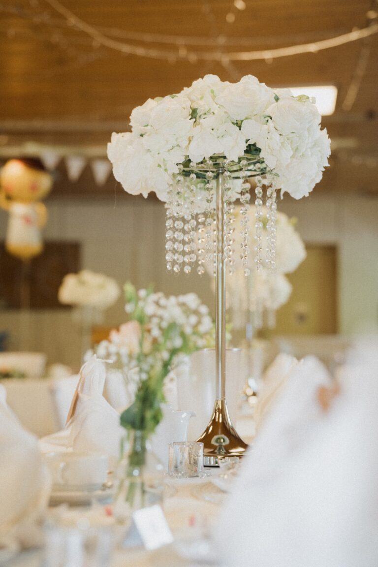 03491-florian-knusper-hochzeitsfotograf-wuerzburg-blumendeko-im-festsaal-Schloss Oberschwarzach