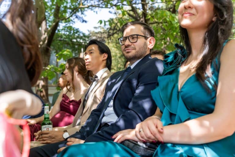 03503-florian-knusper-hochzeitsfotograf-wuerzburg-gruppe-von-gaesten-im-garten-Hotel Schindlerhof Nuernberg