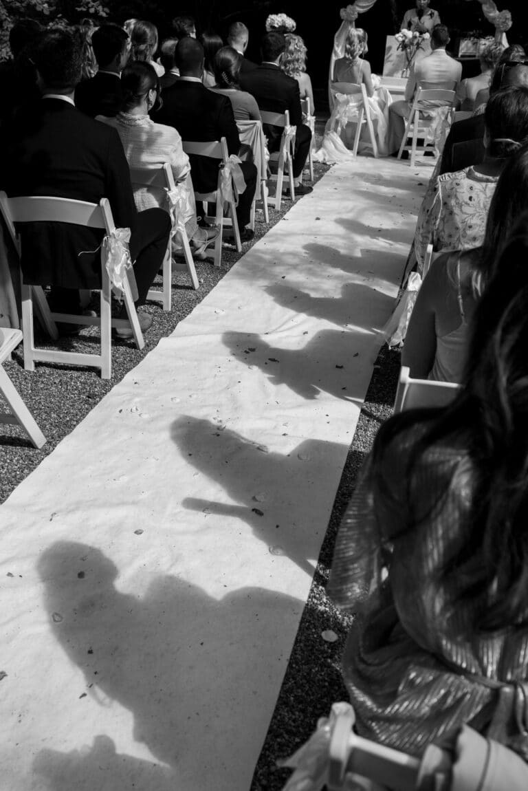 03517-2-florian-knusper-hochzeitsfotograf-wuerzburg-stuehle-mit-gaesten-kirchweg-Villa Oriental