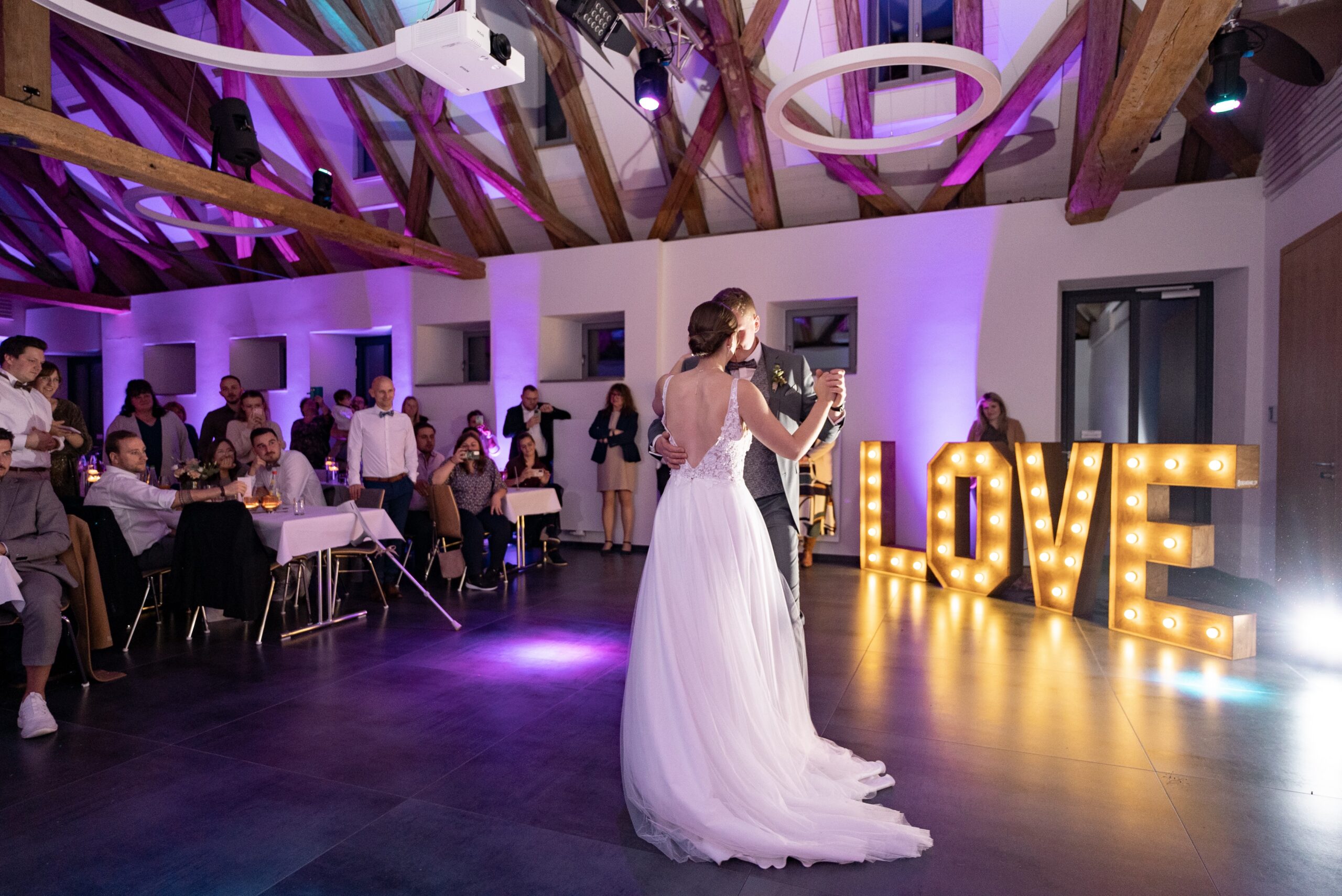 Hochzeitstanz mit dekorativem LOVE-Schriftzug