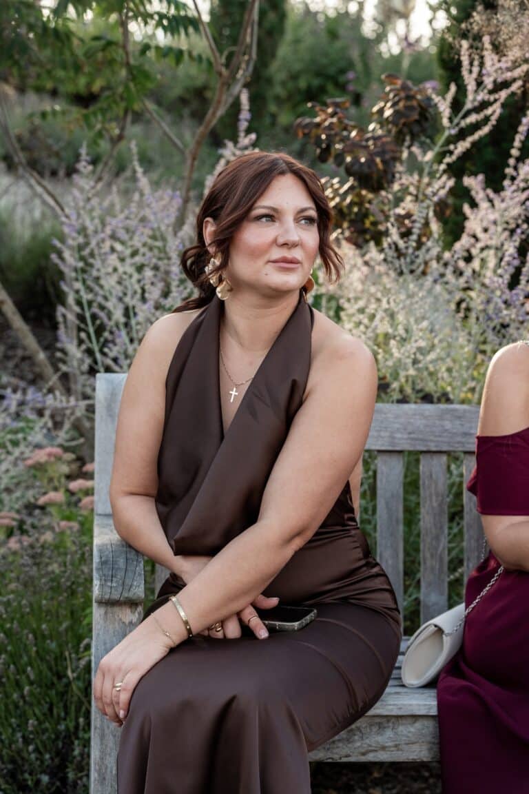 03525-florian-knusper-hochzeitsfotograf-wuerzburg-gast-auf-holzbank-villa-oriental