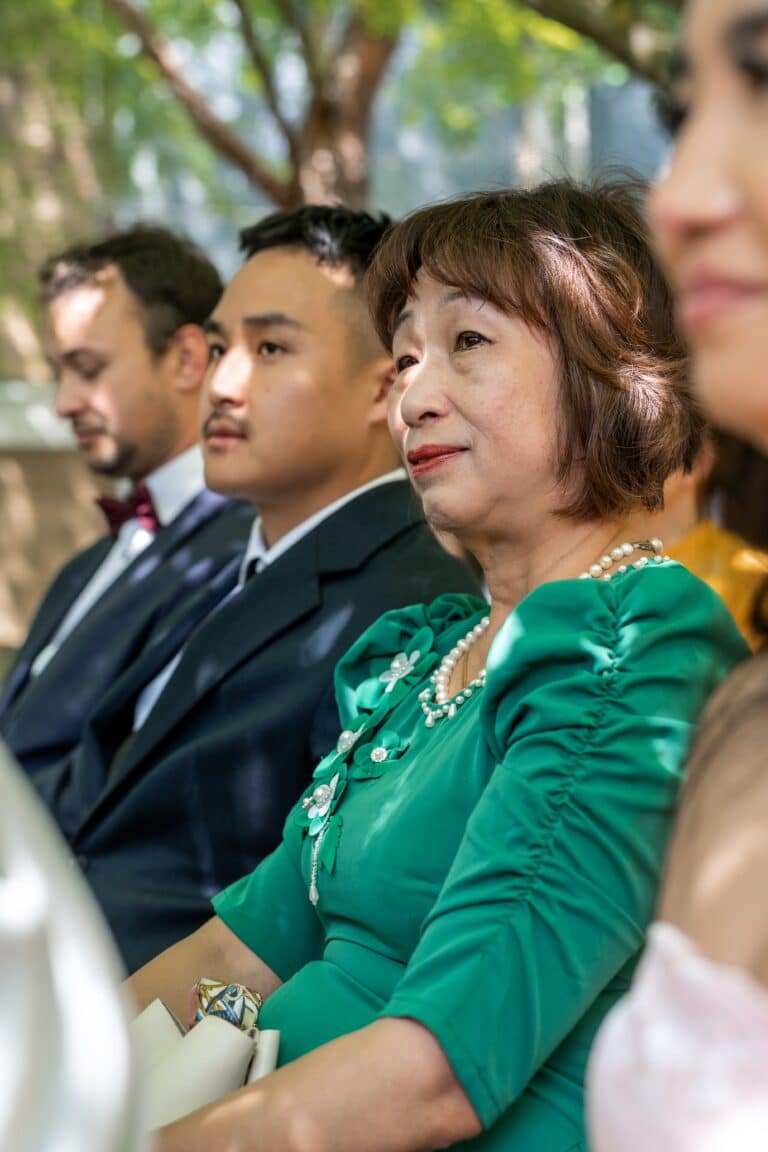 03532-florian-knusper-hochzeitsfotograf-wuerzburg-gaeste-bei-zeremonie-Hotel Schindlerhof Nuernberg