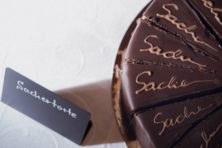 03532-florian-knusper-hochzeitsfotograf-wuerzburg-hochzeitstorte-schokoladenschnitten-Schloss Oberschwarzach