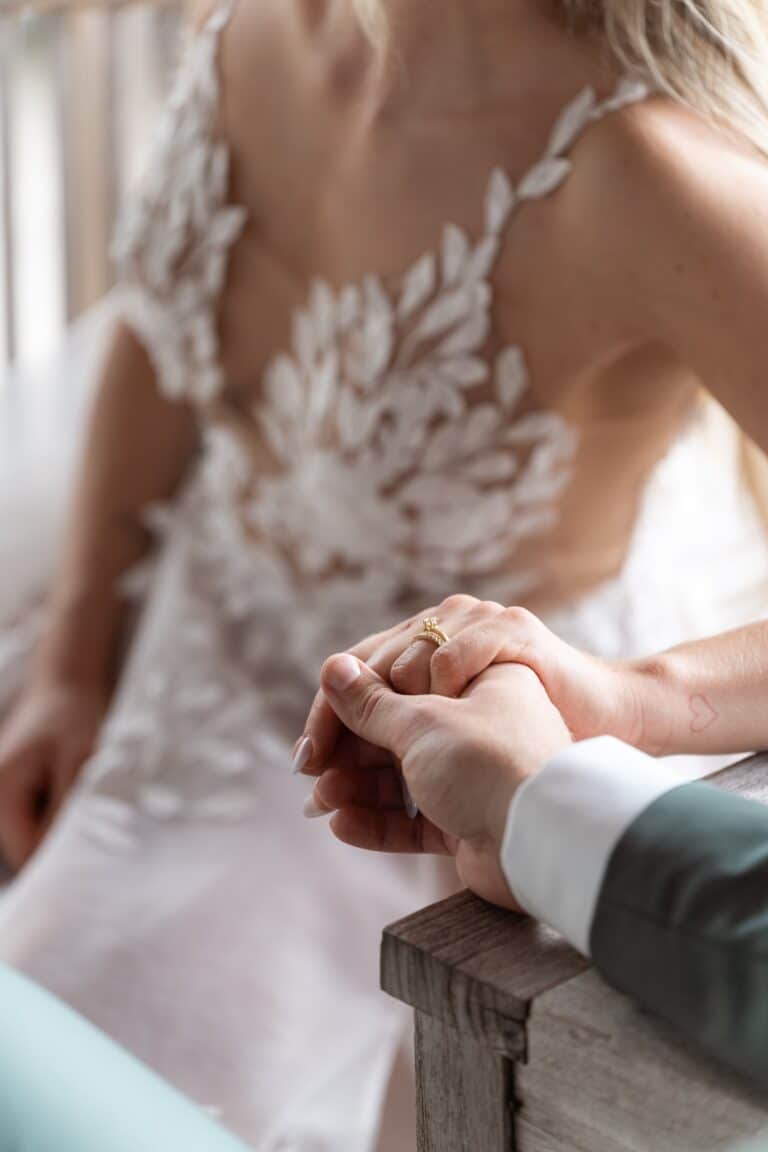 03540-florian-knusper-hochzeitsfotograf-wuerzburg-brautpaar-haendel-haltend-villa-oriental