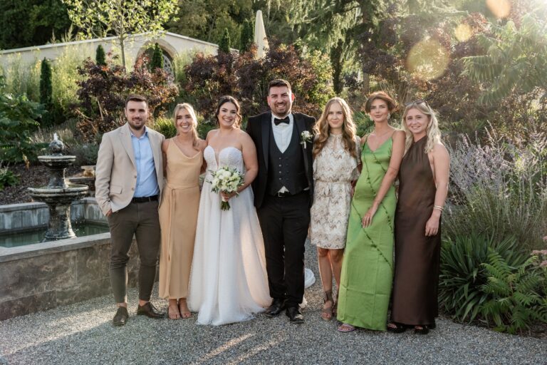 03541-florian-knusper-hochzeitsfotograf-wuerzburg-gruppe-vor-springbrunnen-villa-oriental