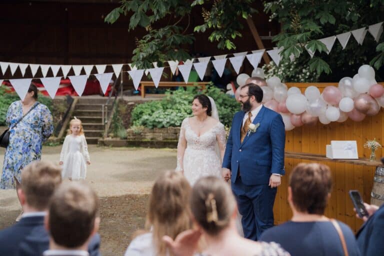 03544-florian-knusper-hochzeitsfotograf-wuerzburg-brautpaar-mit-gaesten-Schloss Oberschwarzach