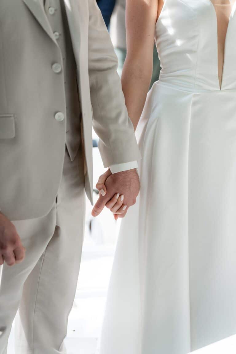 03551-florian-knusper-hochzeitsfotograf-wuerzburg-brautpaar-hand-in-hand-Villa Oriental