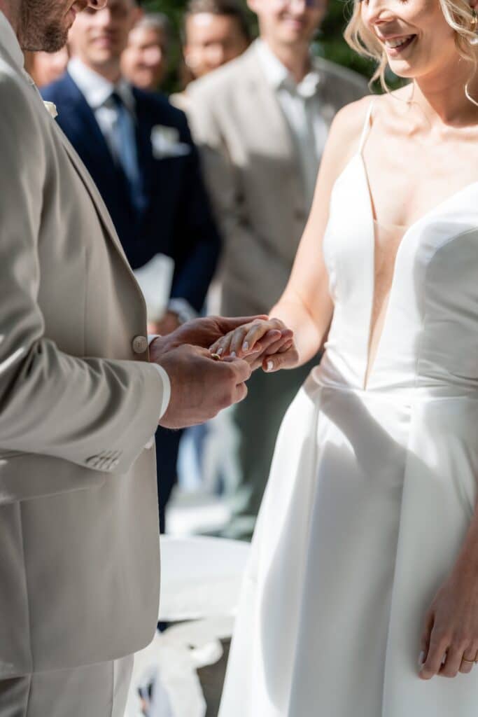 Ringtausch bei Hochzeit im Freien.