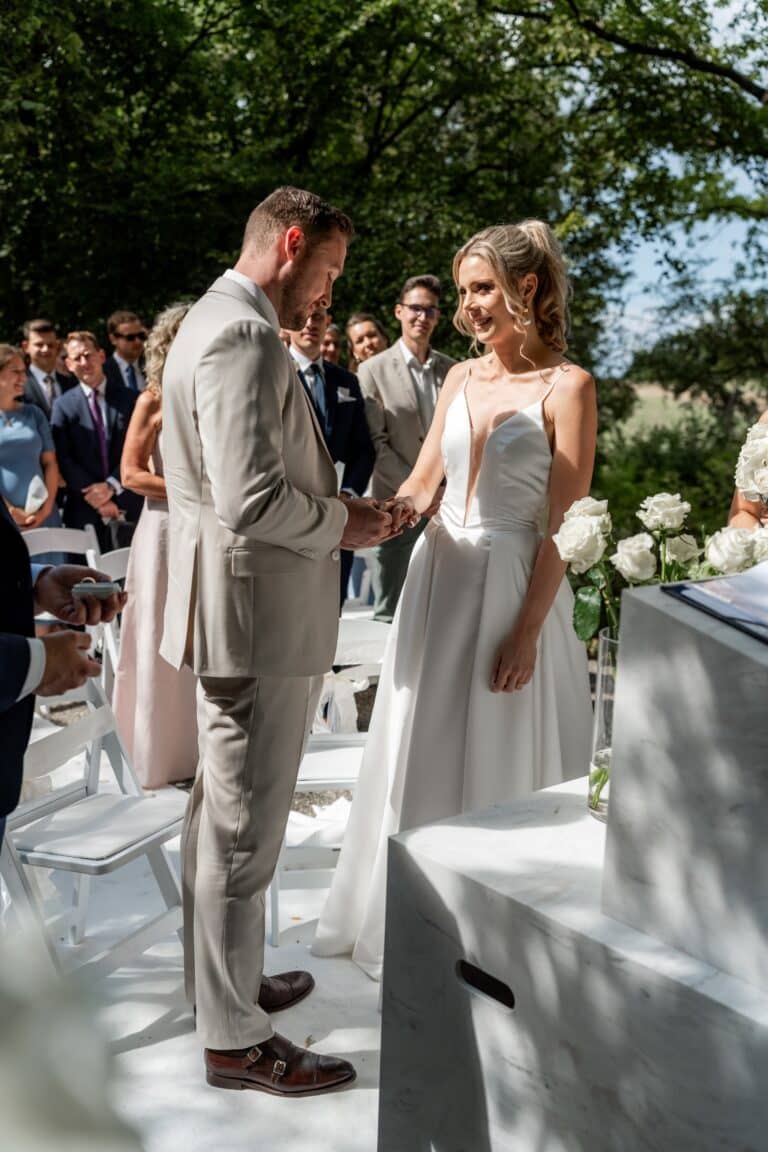 03562-florian-knusper-hochzeitsfotograf-wuerzburg-brautpaar-bei-zeremonie-Villa Oriental