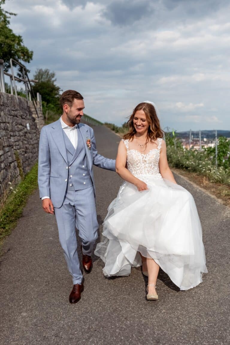 03566-florian-knusper-hochzeitsfotograf-wuerzburg-brautpaar-auf-landstrasse-Schlosshotel Steinburg Wuerzburg