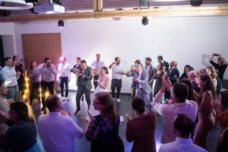 03578-florian-knusper-hochzeitsfotograf-wuerzburg-hochzeitsfeier-mit-gaesten-Schloss Zeilitzheim