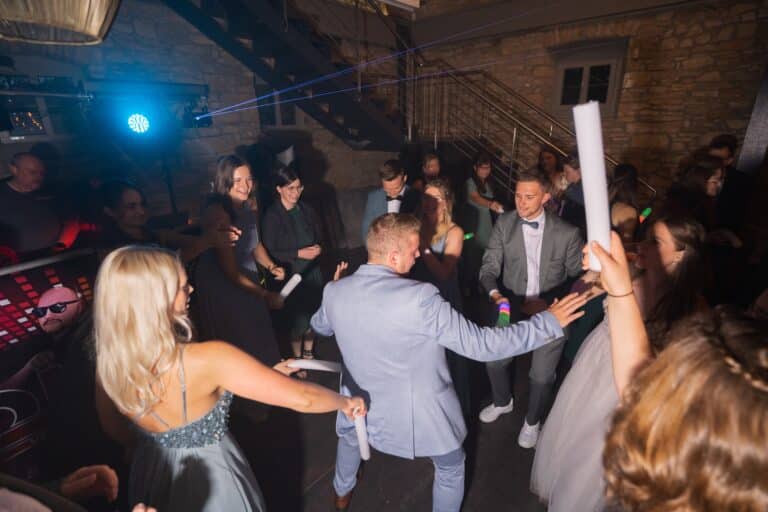 03602-florian-knusper-hochzeitsfotograf-wuerzburg-tanzende-gaeste-im-festsaal-Hotel Freihof Prichsenstadt