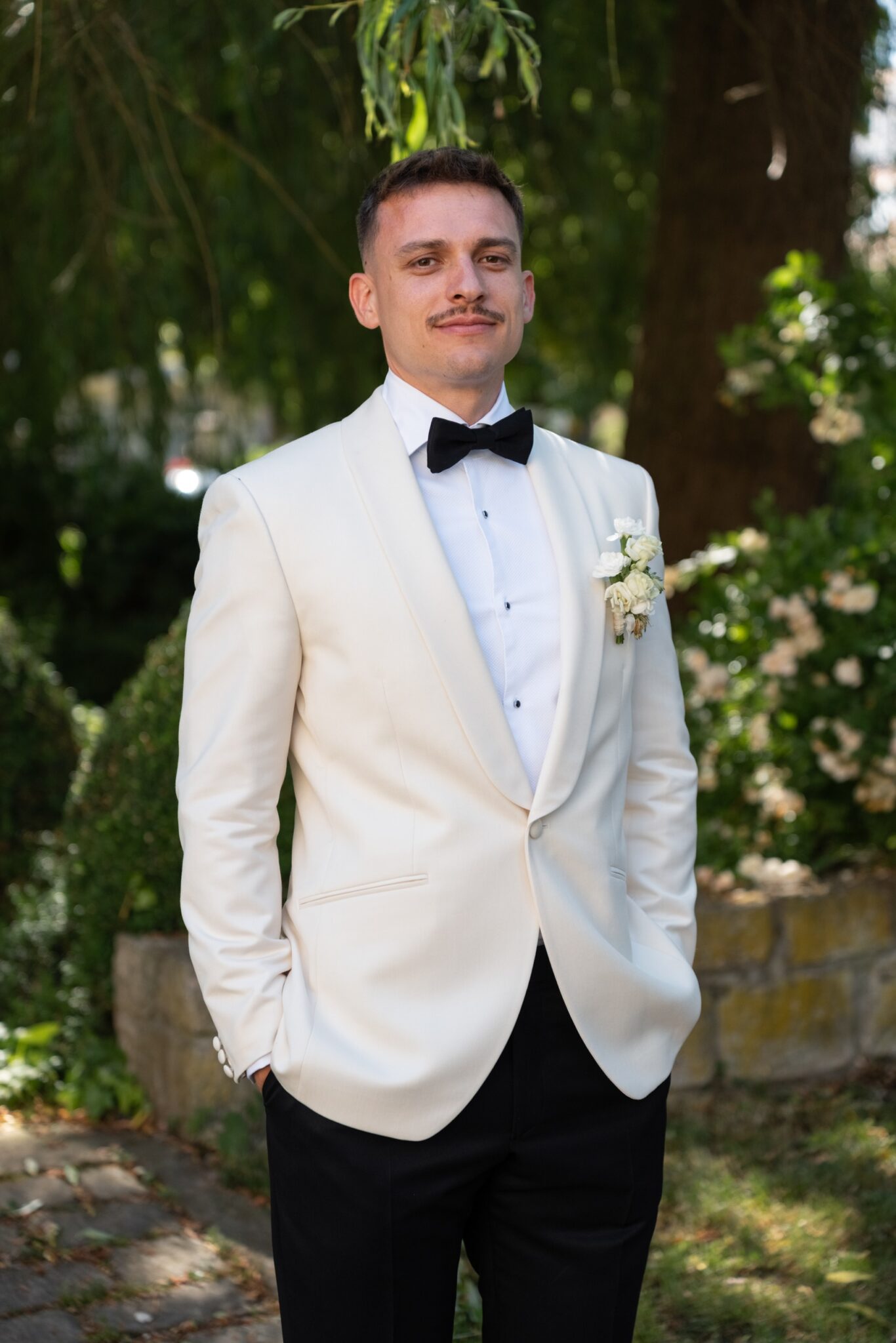 03603 florian knusper hochzeitsfotograf braeutigam portraet im garten winzerhof stahl 1