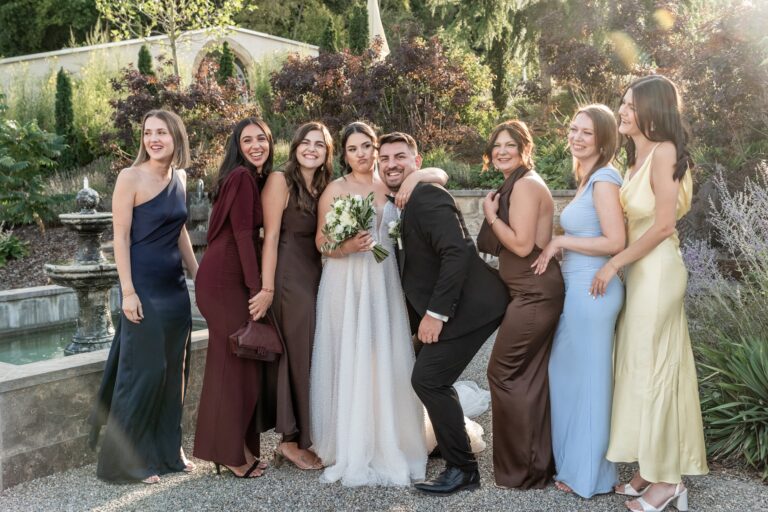 03605-florian-knusper-hochzeitsfotograf-wuerzburg-gruppe-von-gaesten-im-garten-villa-oriental