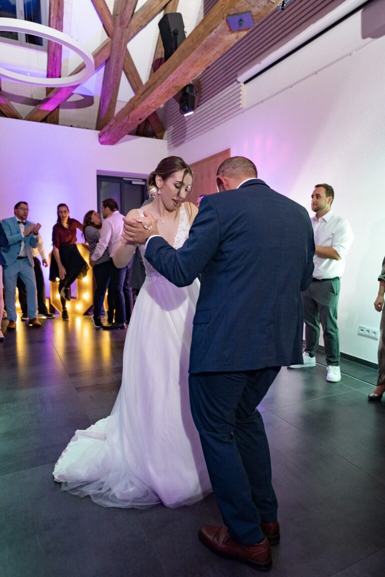 03621-florian-knusper-hochzeitsfotograf-wuerzburg-brautpaar-beim-eroeffnungstanz-Schloss Zeilitzheim