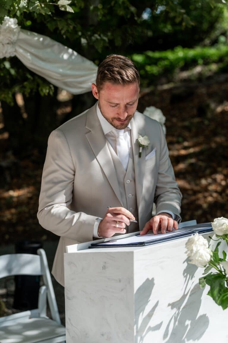 03638-florian-knusper-hochzeitsfotograf-wuerzburg-mann-am-pult-im-garten-Villa Oriental