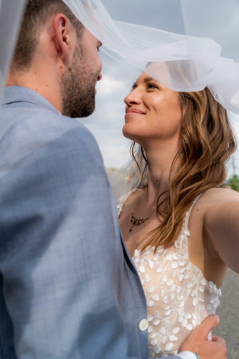 03694-florian-knusper-hochzeitsfotograf-wuerzburg-brautpaar-im-freien-Schlosshotel Steinburg Wuerzburg