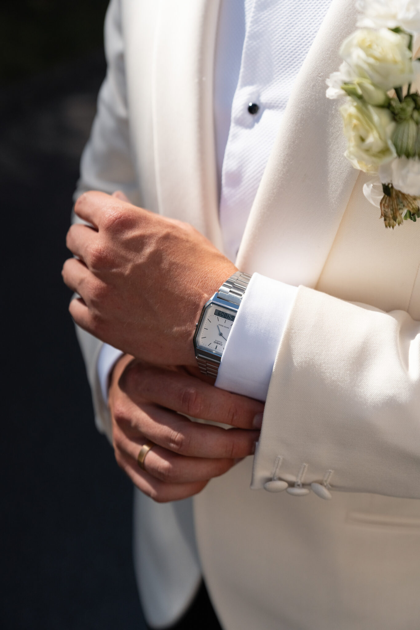 Hochzeitsanzug mit Uhr, Ehering und weißem Anstecker