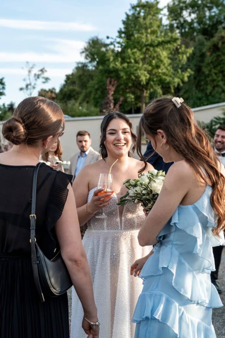 03707-florian-knusper-hochzeitsfotograf-wuerzburg-gaeste-im-garten-villa-oriental