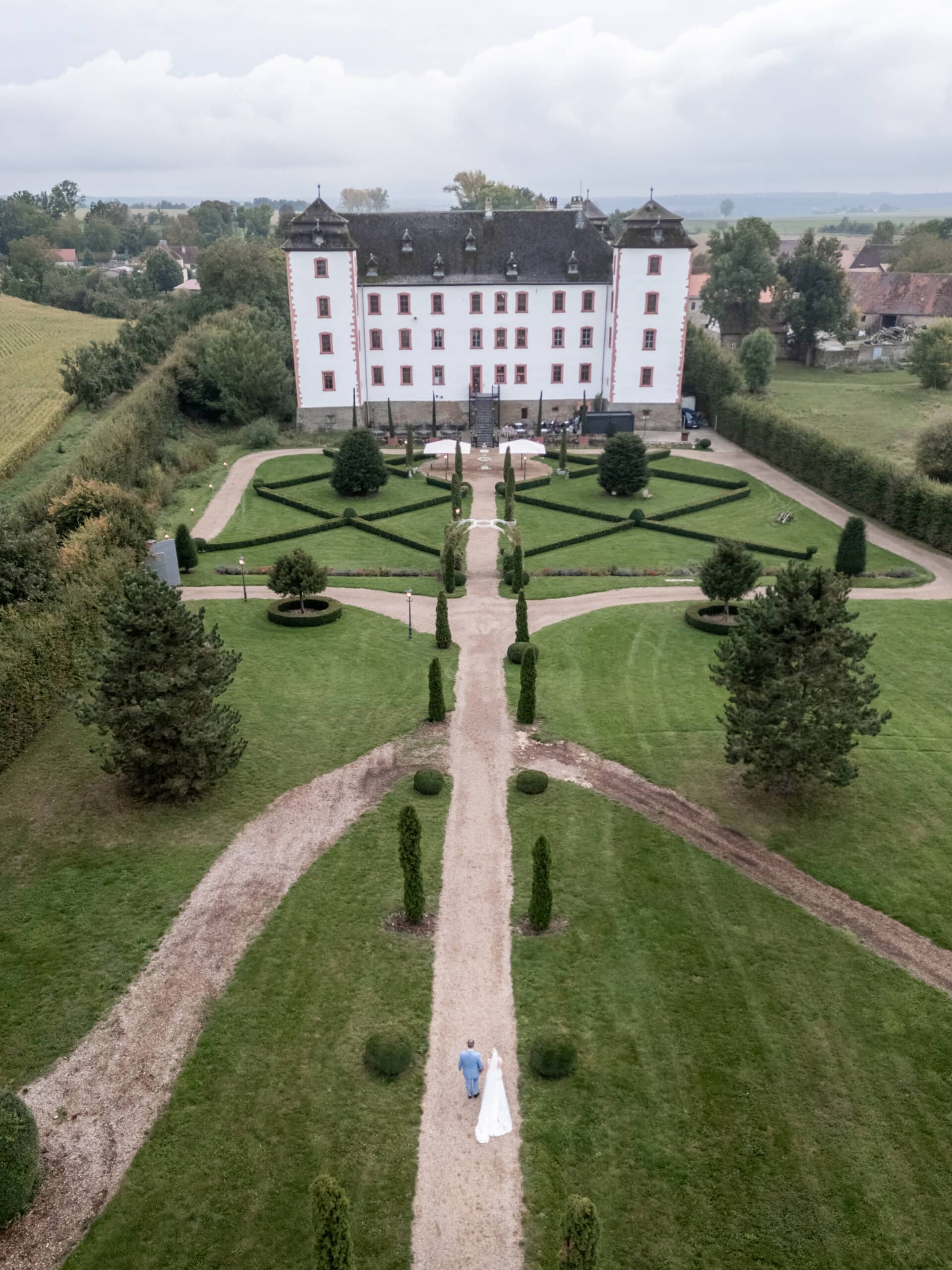 Brautpaar im Schlossgarten auf dem Weg zum Herrenhaus