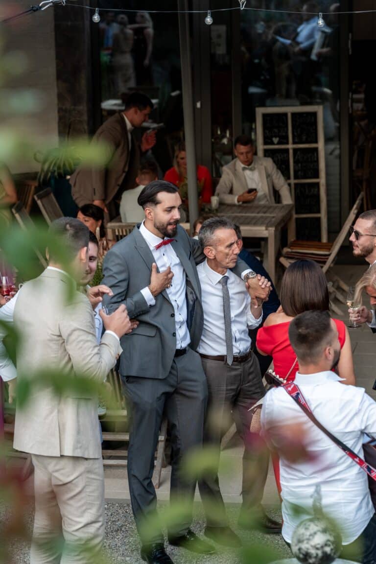 03714-florian-knusper-hochzeitsfotograf-wuerzburg-gruppe-von-gaesten-villa-oriental