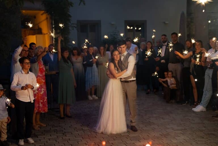 03727-florian-knusper-hochzeitsfotograf-wuerzburg-brautpaar-mit-wunderkerzen-Hotel Freihof Prichsenstadt