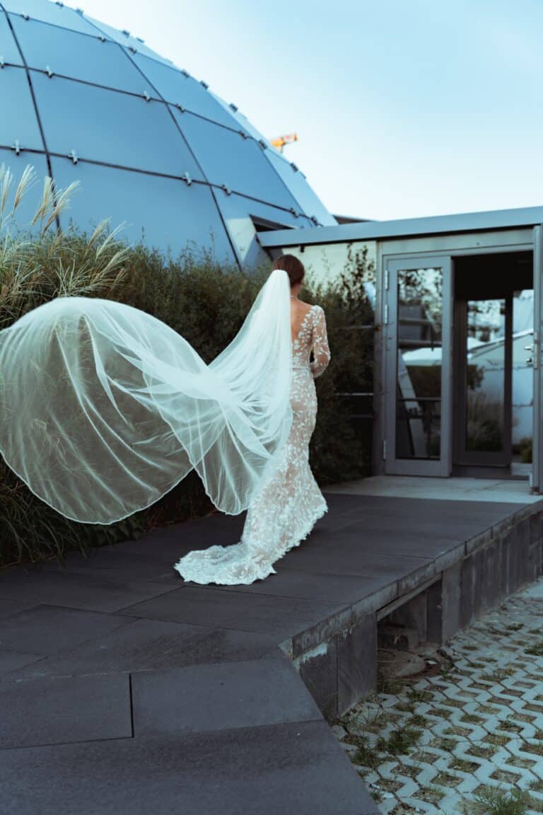 03741-florian-knusper-hochzeitsfotograf-wuerzburg-braut-mit-schleier-vor-kugelhaus-Dänischer Pavillon