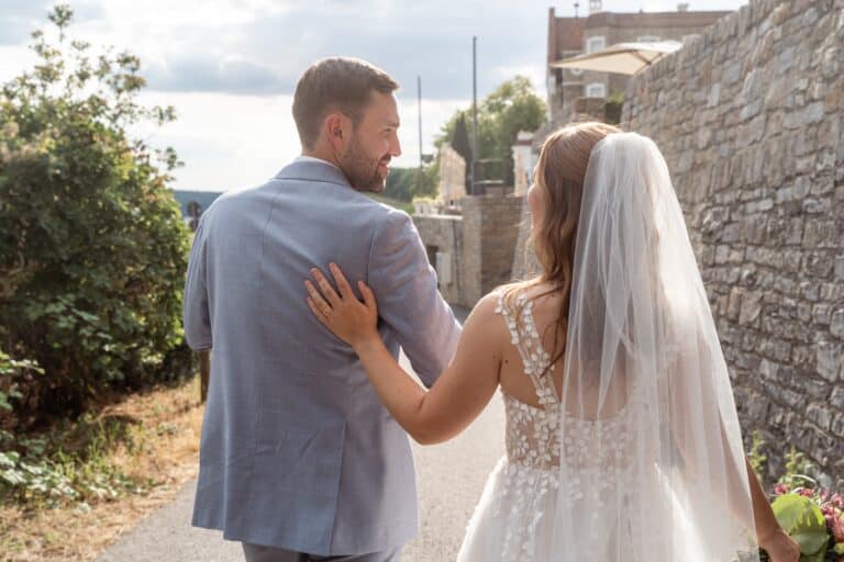 03744-florian-knusper-hochzeitsfotograf-wuerzburg-brautpaar-im-sommergarten-Schlosshotel Steinburg Wuerzburg