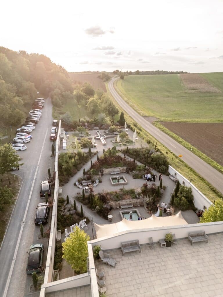 03746-florian-knusper-hochzeitsfotograf-wuerzburg-hof-vor-der-location-villa-oriental