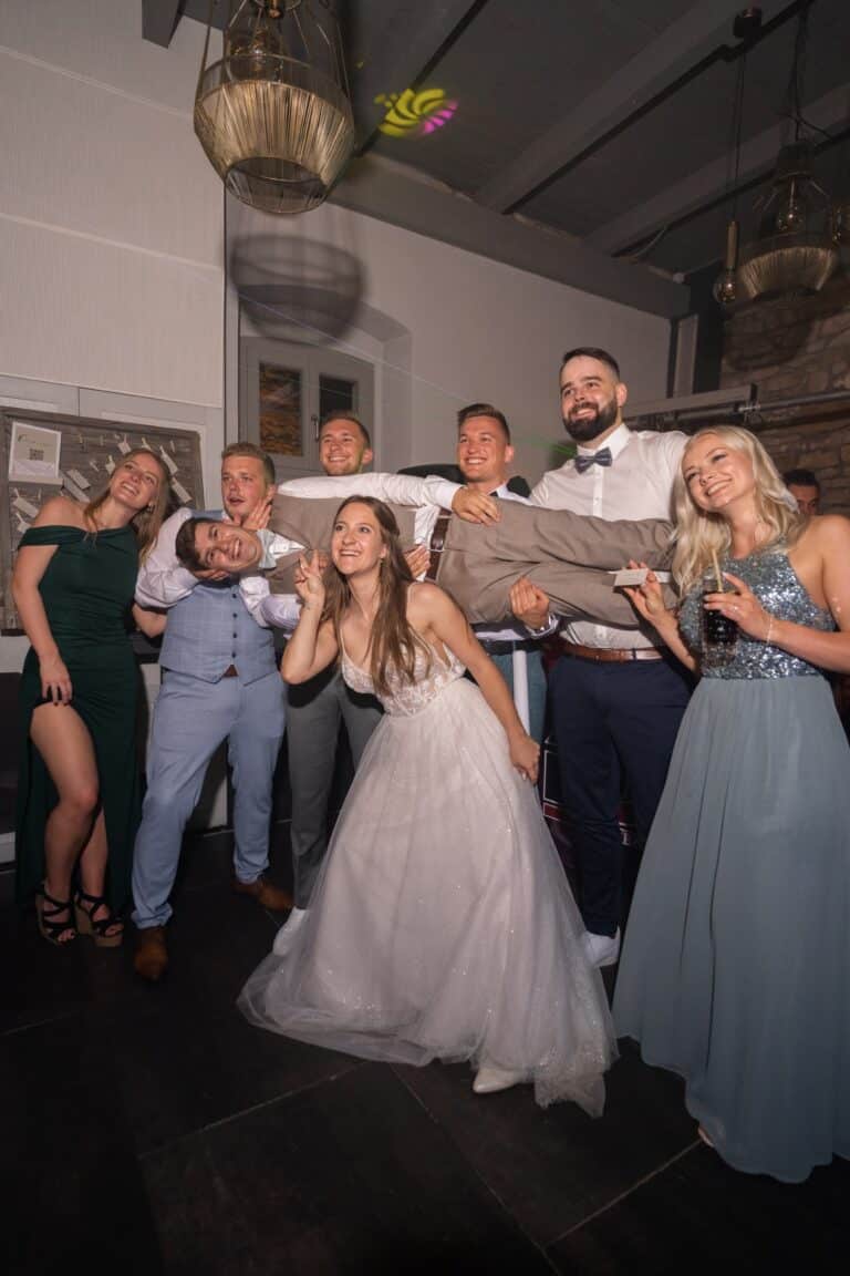 03749-florian-knusper-hochzeitsfotograf-wuerzburg-gruppe-im-festsaal-Hotel Freihof Prichsenstadt