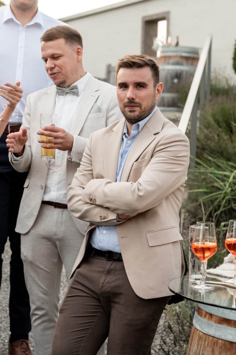 03750-florian-knusper-hochzeitsfotograf-wuerzburg-gruppe-von-gaesten-villa-oriental