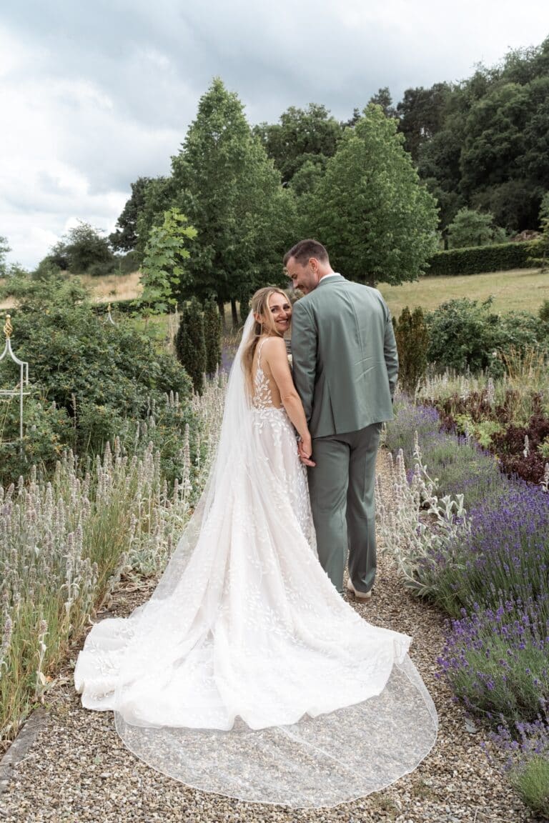 03755-florian-knusper-hochzeitsfotograf-wuerzburg-brautpaar-im-garten-villa-oriental