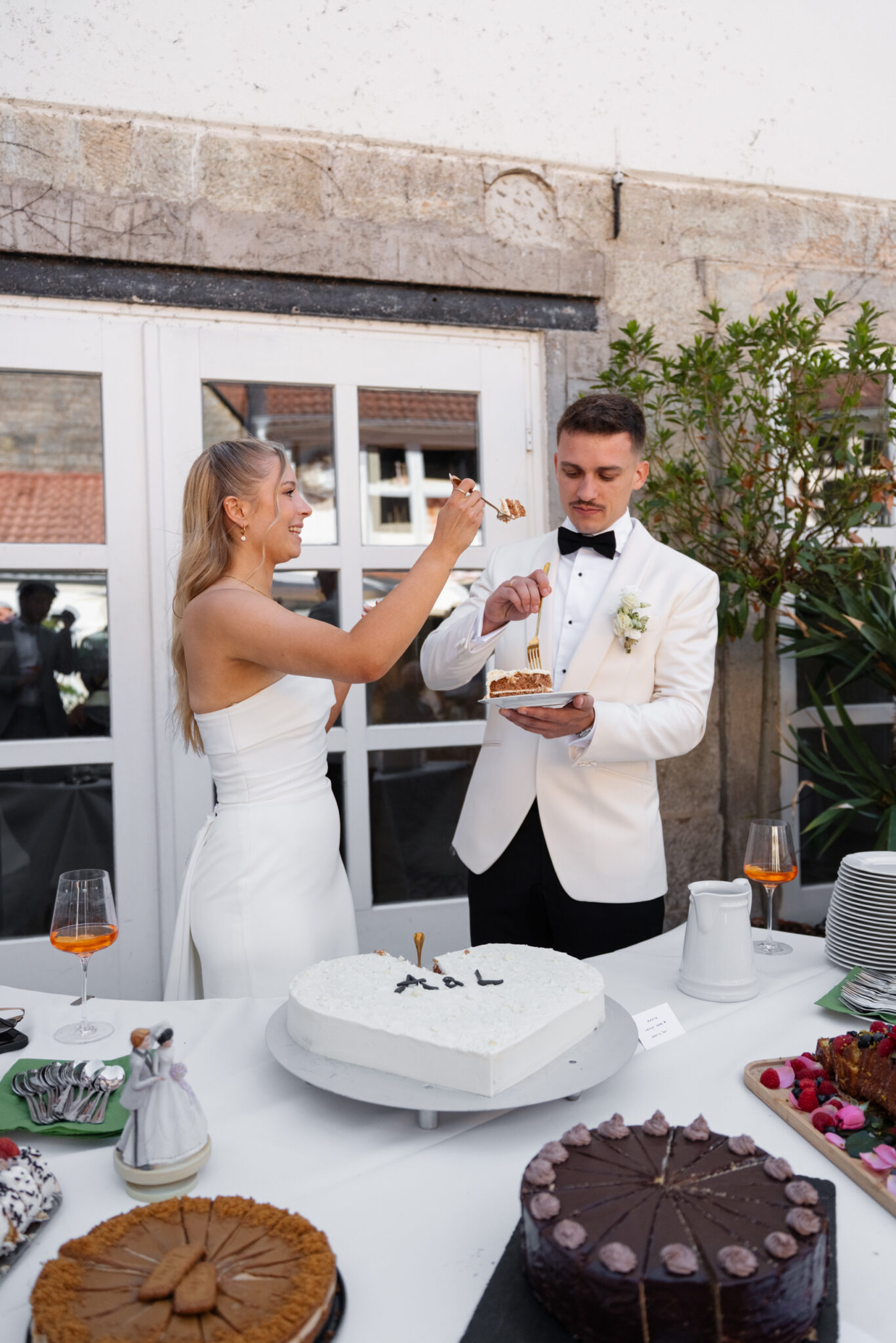 Brautpaar probiert Hochzeitstorte am Kuchenbuffet